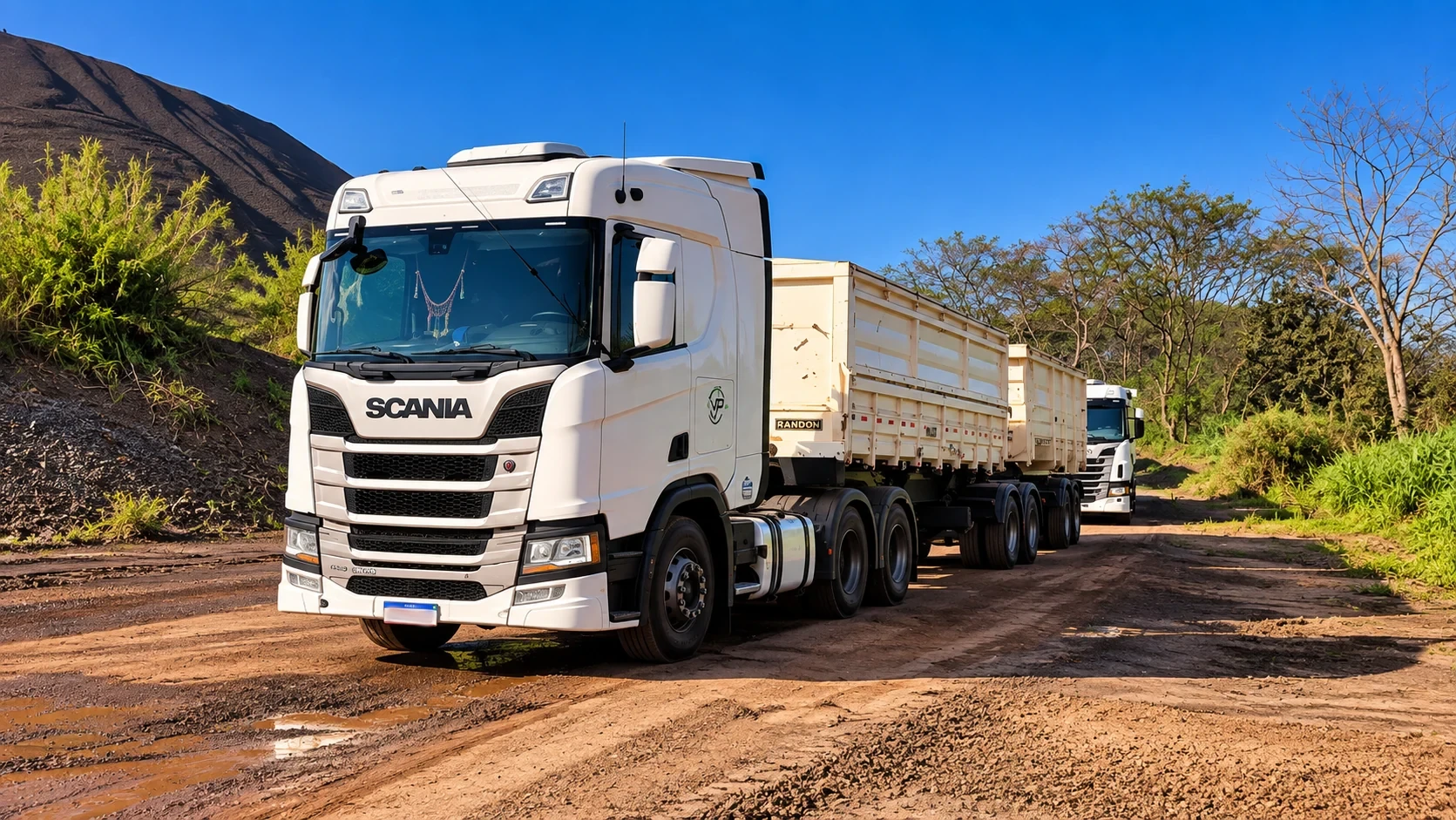 Caminhão caçamba da VP transportando pedra