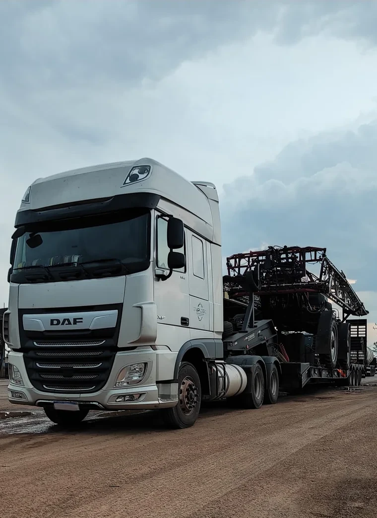 Carga de equipamento industrial em prancha