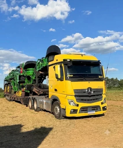 Carreta transportando equipamento agrícola