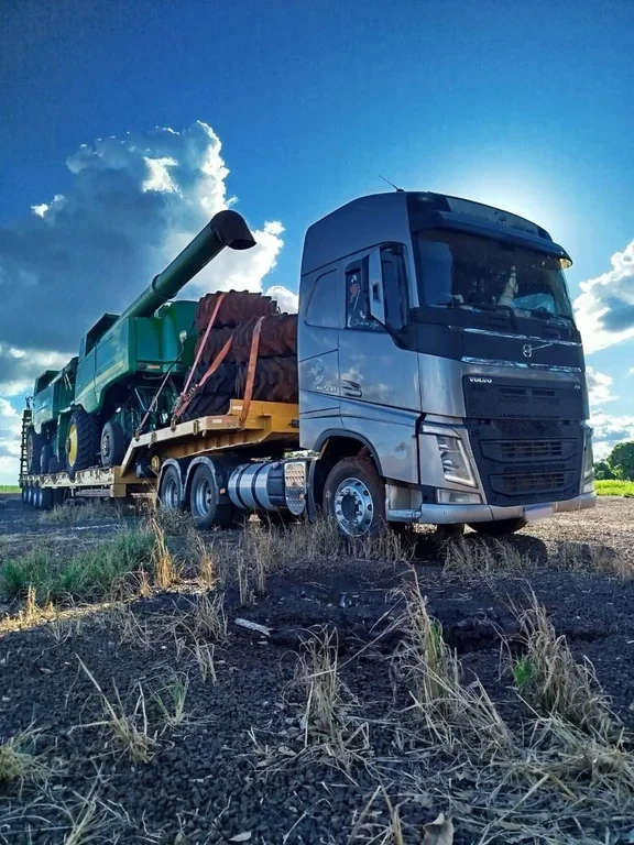 Prancha transportando equipamento de grande porte