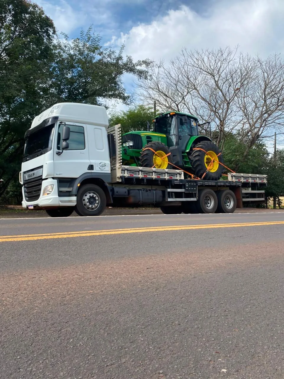 Prancha transportando trator agrícola